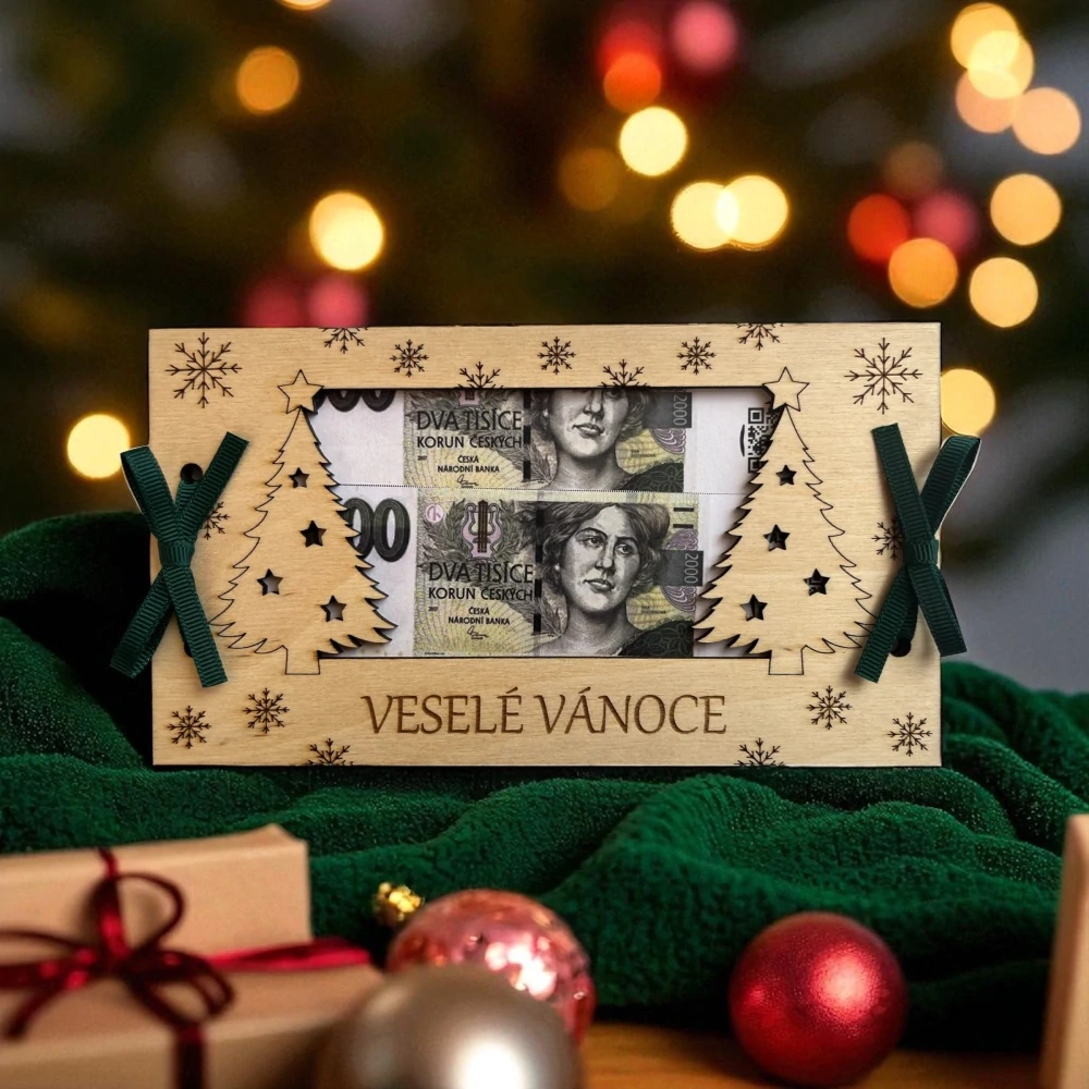 Dřevěná vánoční obálka na peníze se stromečky a vločkami– Veselé Vánoce
