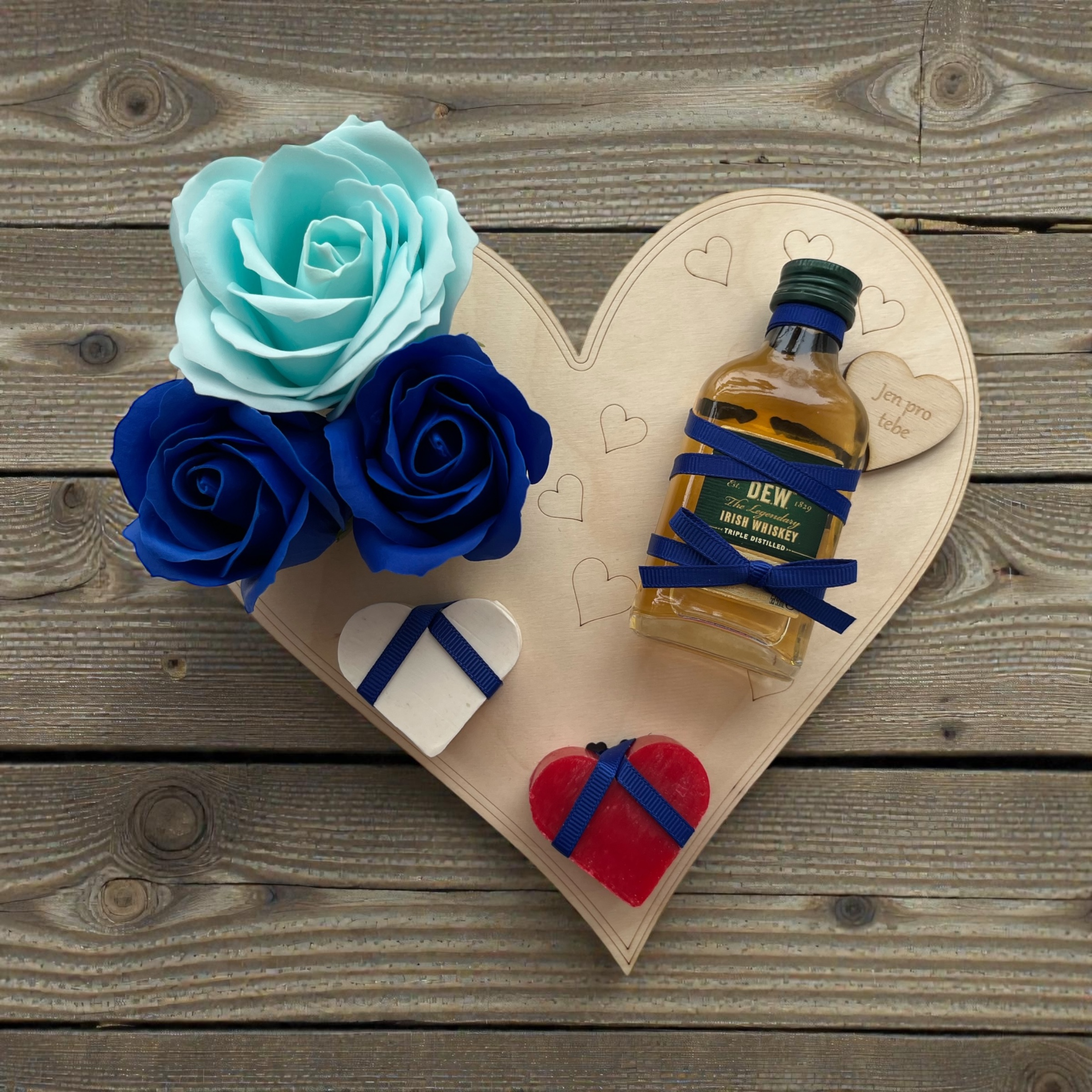 Dárkové srdce „Jen pro tebe“ s mýdlovými růžemi, mýdly a whiskey Tullamore D.E.W. (verze 2)