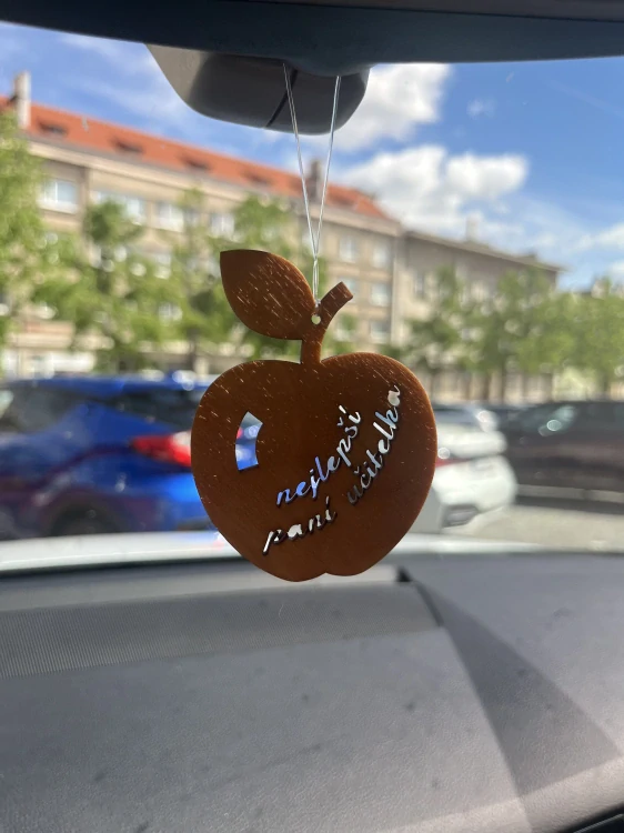 Voňavé kilometry | Dřevěná vůně k zavěšení Jablíčko - Nejlepší pani učitelka (nejen do auta)