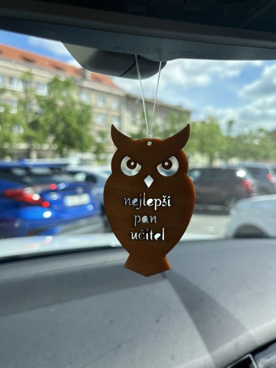 Voňavé kilometry | Dřevěná vůně k zavěšení Sova - Nejlepší pan učitel(nejen do auta)
