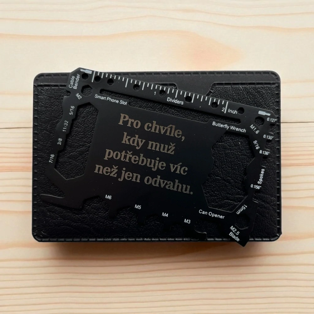 Multifunkční nástroj s gravírovaným textem