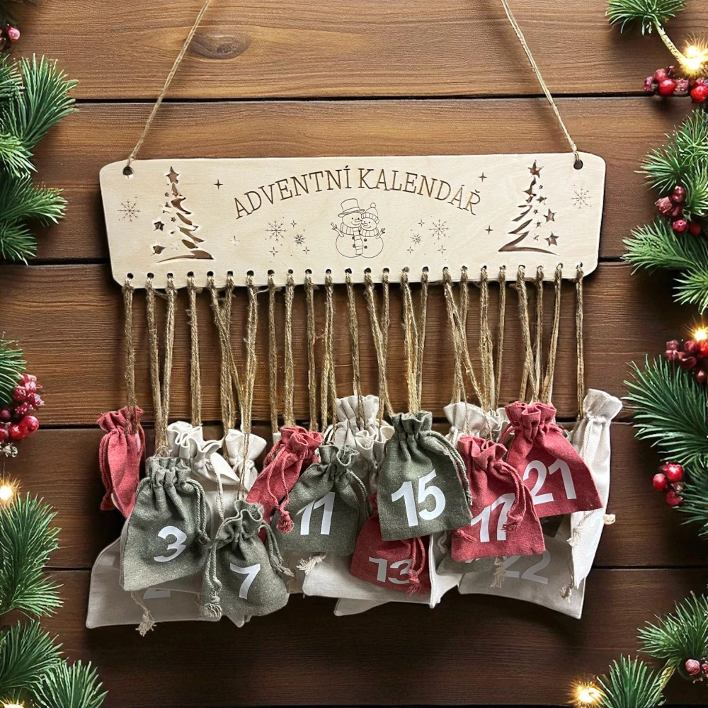 Dřevěný adventní kalendář – motiv sněhuláci a stromečky, ruční výroba, provázky a čísla