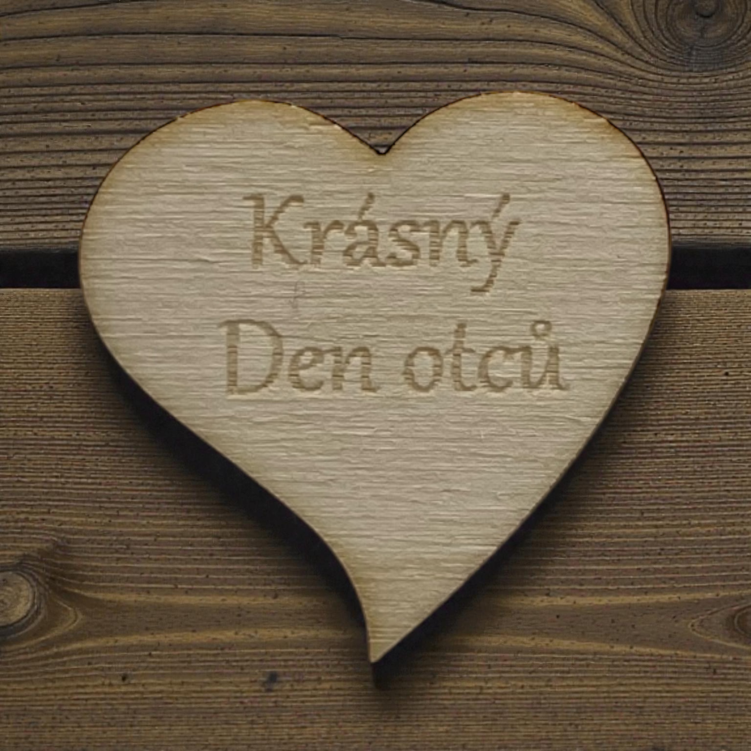 Dárek od srdce – dřevěné srdíčko „Krásný den otců“ s rumem Professorado Caribbean, mýdlovou růží a srdíčkem