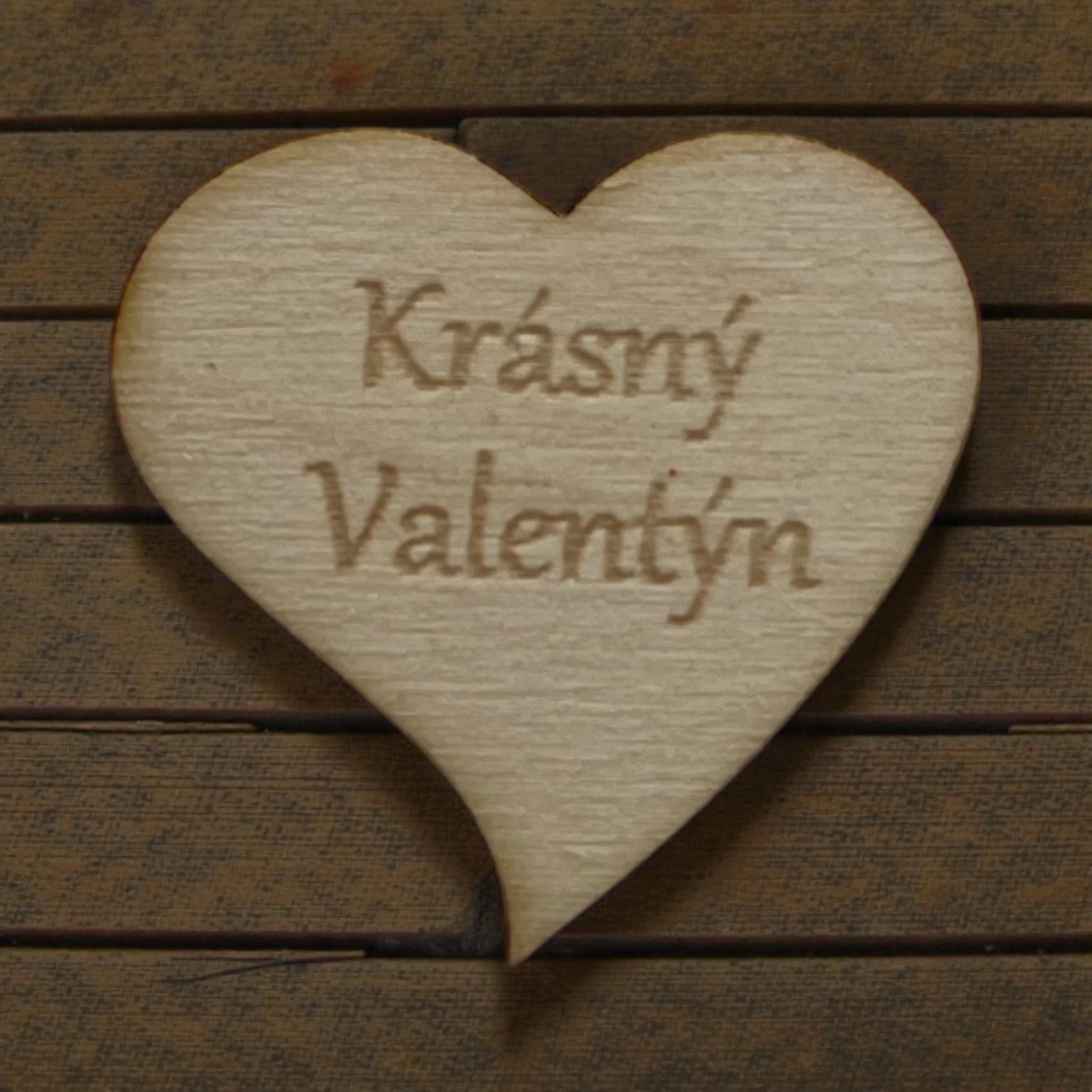 Dárek od srdce – dřevěné srdíčko „Krásný Valentýn“ s likérem Baileys Irish Cream, mýdlovou růží a srdíčkem