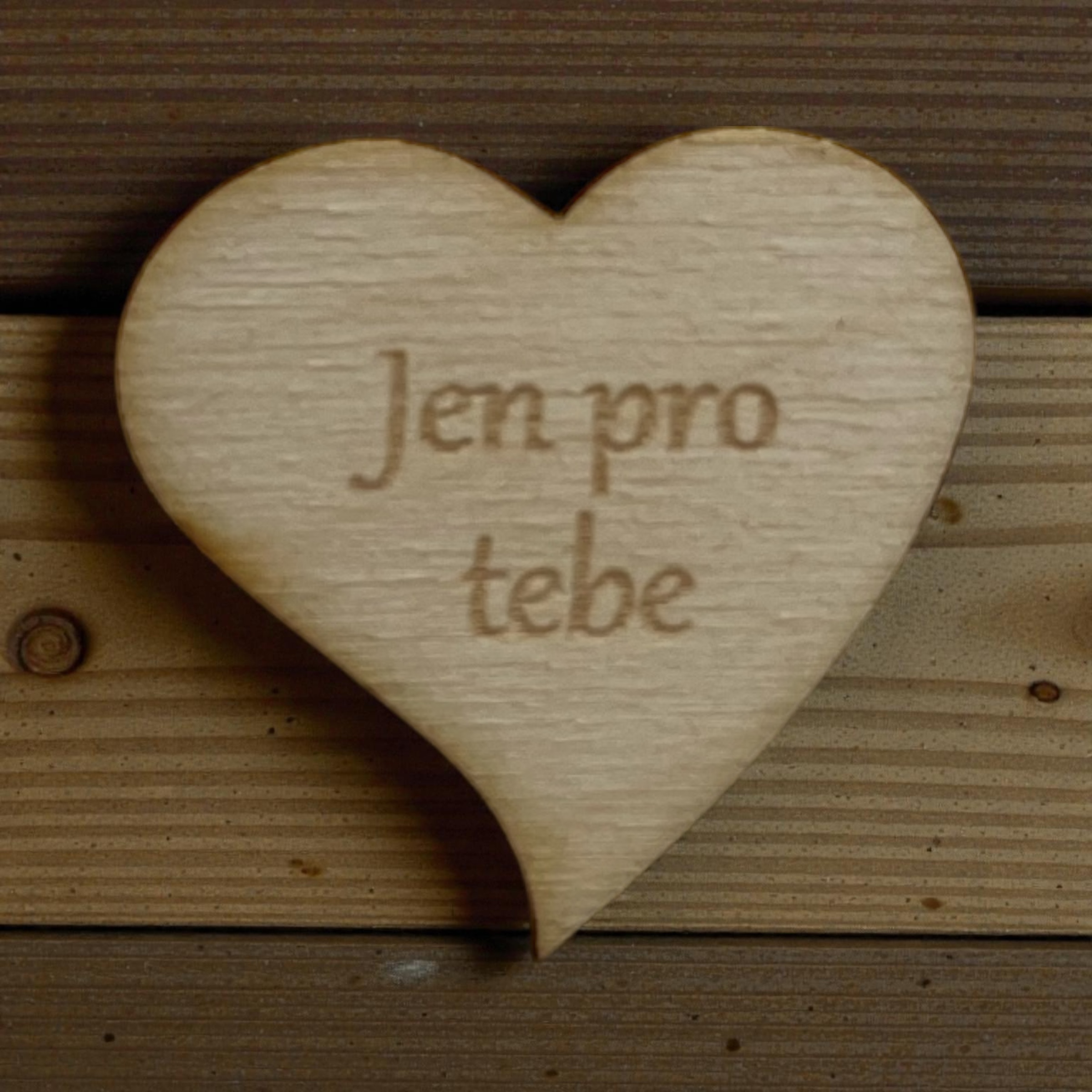 Dárek od srdce – dřevěné srdíčko „Jen pro tebe“ s likérem Tullamore D.E.W. Honey, mýdlovou růží a srdíčkem