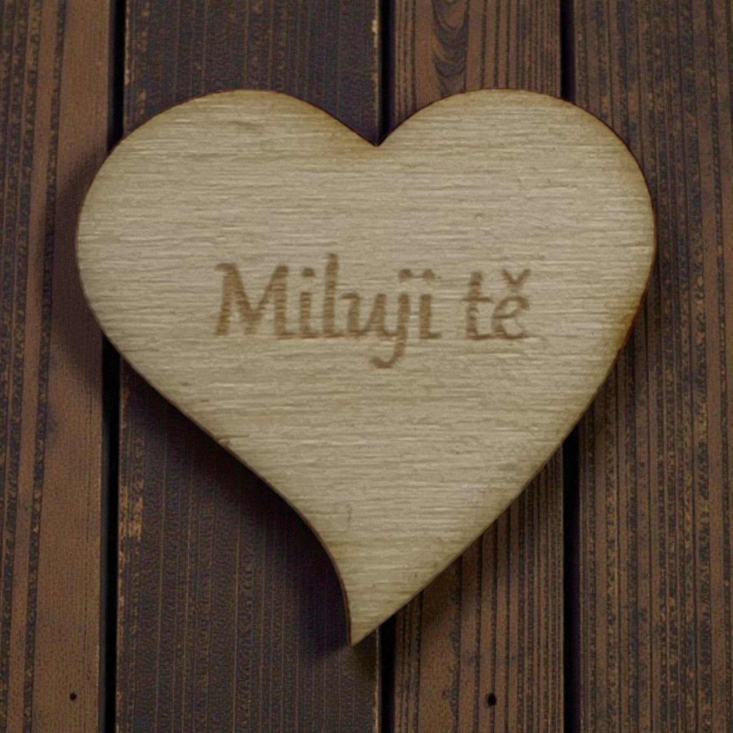 Dárek od srdce – dřevěné srdíčko „Miluji tě“ s likérem Tullamore D.E.W. Honey, mýdlovou růží a srdíčkem