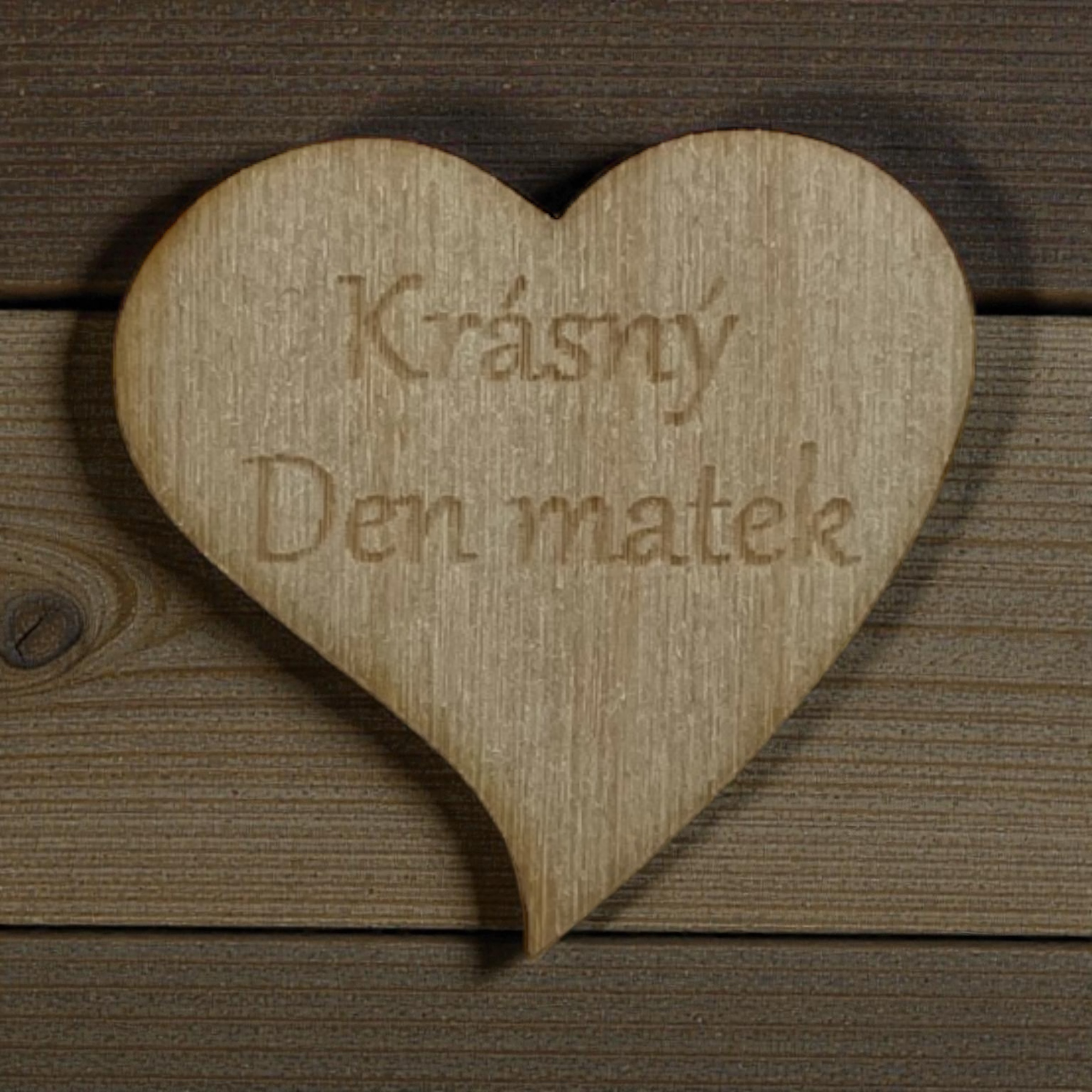 Dárek od srdce – dřevěné srdíčko „Krásný den matek“ s likérem Tullamore D.E.W. Honey, mýdlovou růží a srdíčkem