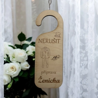 Dřevěný závěs na kliku – Nerušit příprava ženicha