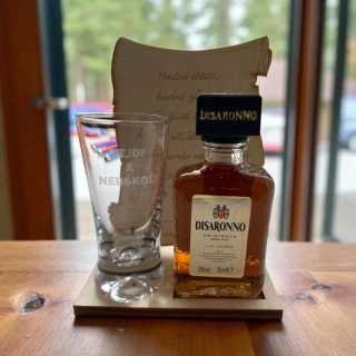 Dárková sada -Amaretto, frťánek s gravírováníma a přáním na stojánku