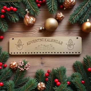 Dřevěný adventní kalendář – motiv sněhulák s dárečky – ruční výroba, provázky nebo látkové pytlíčky