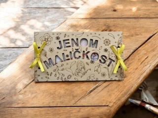 Dřevěná dvojitá obálka na peníze – Jenom maličkost (květinový motiv)