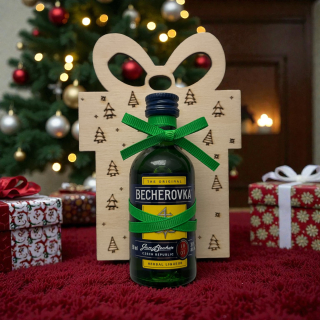 Dřevěný vánoční dárek s mini Becherovkou