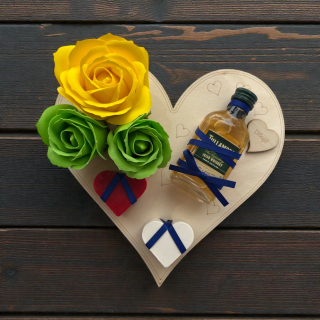 Dárkové srdce „Děkuji“ s mýdlovými růžemi, mýdly a whiskey Tullamore D.E.W.