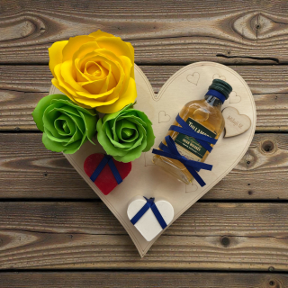 Dárkové srdce „Miluji tě“ s mýdlovými růžemi, mýdly a whiskey Tullamore D.E.W.