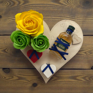 Dárkové srdce „Jen tak..“ s mýdlovými růžemi, mýdly a whiskey Tullamore D.E.W.