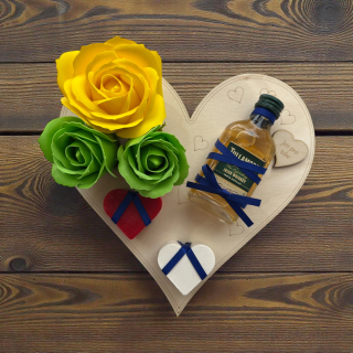Dárkové srdce „Jen pro tebe“ s mýdlovými růžemi, mýdly a whiskey Tullamore D.E.W.