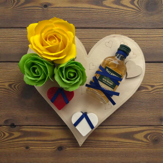 Dárkové srdce s mýdlovými růžemi, mýdly a whiskey Tullamore D.E.W. – bez textu nebo s vlastním vzkazem.