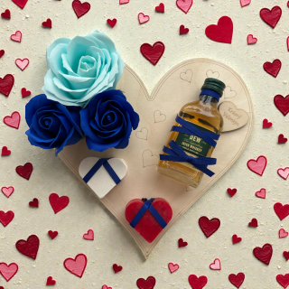 Dárkové srdce „Krásný Valentýn" s mýdlovými růžemi, mýdly a whiskey Tullamore D.E.W. (verze 2)