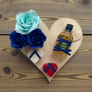 Dárkové srdce „Děkuji“ s mýdlovými růžemi, mýdly a whiskey Tullamore D.E.W. (verze 2)
