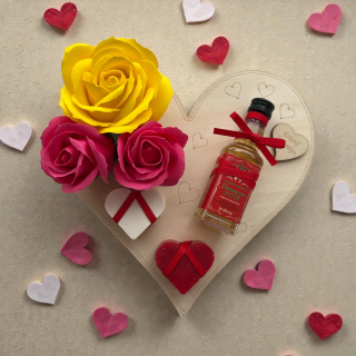 Dárkové srdce „Krásný Valentýn“ s mýdlovými růžemi, mýdly a whiskey Jack Daniel’s Fire