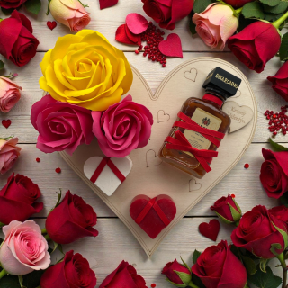 Dárkové srdce „Krásný Valentýn“ s mýdlovými růžemi, mýdly a likérem Disaronno
