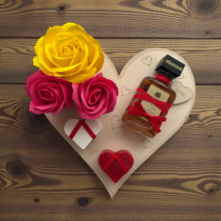 Dárkové srdce „Jen tak…“ s mýdlovými růžemi, mýdly a likérem Disaronno