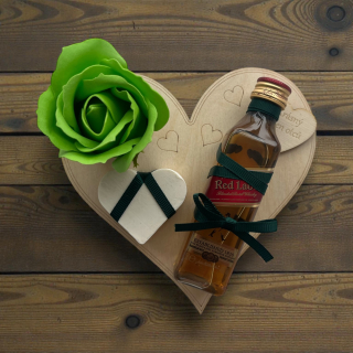 Dárek od srdce – dřevěné srdíčko „Krásný den otců“ s whisky Johnnie Walker Red Label, mýdlovou růží a srdíčkem