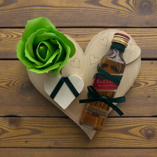 Dárek od srdce – dřevěné srdíčko „MDŽ“ s whisky Johnnie Walker Red Label, mýdlovou růží a srdíčkem