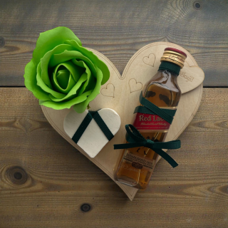 Dárek od srdce – dřevěné srdíčko „Děkuji!“ s whisky Johnnie Walker Red Label, mýdlovou růží a srdíčkem