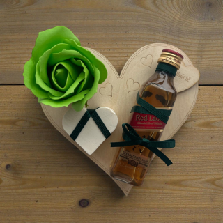 Dárek od srdce – dřevěné srdíčko „Miluji tě“ s whisky Johnnie Walker Red Label, mýdlovou růží a srdíčkem