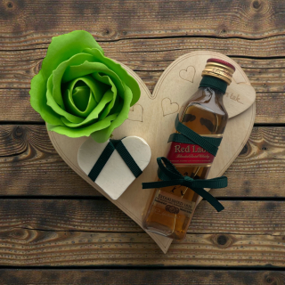 Dárek od srdce – dřevěné srdíčko „Jen tak…“ s whisky Johnnie Walker Red Label, mýdlovou růží a srdíčkem
