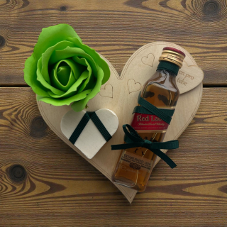Dárek od srdce – dřevěné srdíčko „Jen pro tebe“ s whisky Johnnie Walker Red Label, mýdlovou růží a srdíčkem