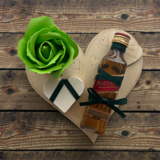 Dárek od srdce – dřevěné srdíčko „Krásný den matek“ s whisky Johnnie Walker Red Label, mýdlovou růží a srdíčkem