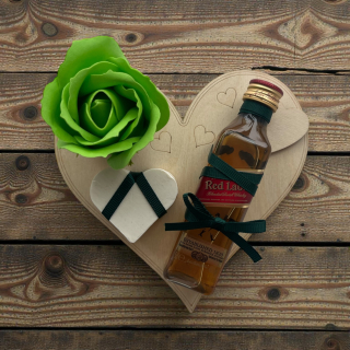 Dárek od srdce – dřevěné srdíčko bez textu nebo s vlastním textem, whisky Johnnie Walker Red Label, mýdlová růže a srdíčko