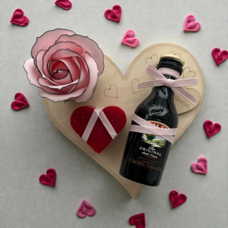 Dárek od srdce – dřevěné srdíčko „Krásný Valentýn“ s likérem Baileys Irish Cream, mýdlovou růží a srdíčkem