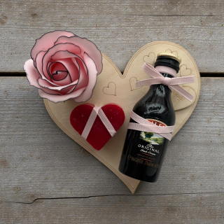 Dárek od srdce – dřevěné srdíčko „Děkuji!“ s likérem Baileys Irish Cream, mýdlovou růží a srdíčkem