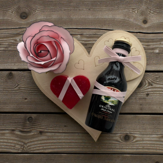 Dárek od srdce – dřevěné srdíčko „MDŽ“ s likérem Baileys Irish Cream, mýdlovou růží a srdíčkem