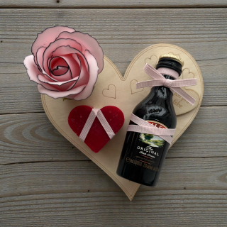 Dárek od srdce – dřevěné srdíčko „Jen pro tebe“ s likérem Baileys Irish Cream, mýdlovou růží a srdíčkem