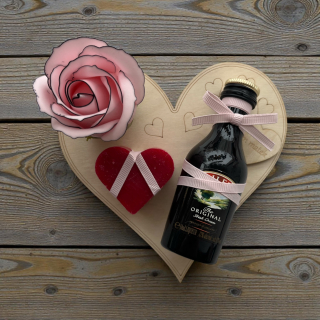 Dárek od srdce – dřevěné srdíčko „Krásný den matek“ s likérem Baileys Irish Cream, mýdlovou růží a srdíčkem