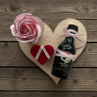 Dárek od srdce – dřevěné srdíčko bez textu nebo s vlastním textem, s likérem Baileys Irish Cream, mýdlovou růží a srdíčkem
