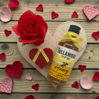 Dárek od srdce – dřevěné srdíčko „Krásný Valentýn“ s likérem Tullamore D.E.W. Honey, mýdlovou růží a srdíčkem