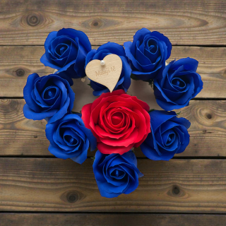 Květinové srdce z mýdlových růží „Miluji tě“ – modro-červené